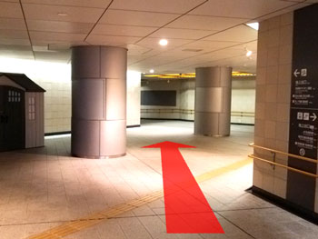 通路沿いに左折