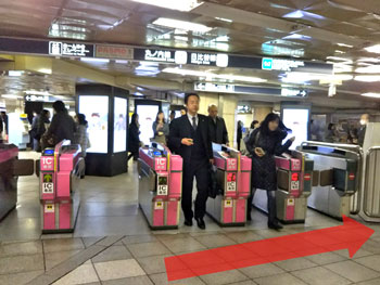 銀座駅・数寄屋橋交差点改札（西側）通過