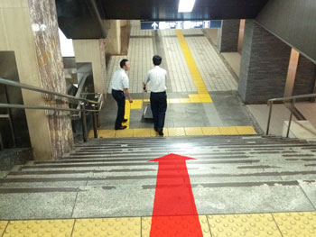 階段を下りる