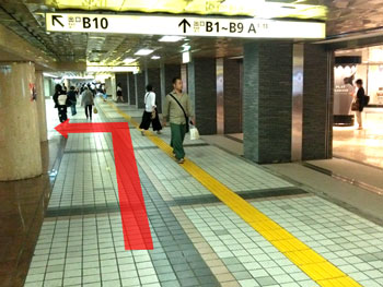 通路の左側へ