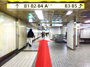 通路の左端を直進