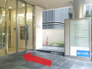 突き当り左側の裏口のドアから出る