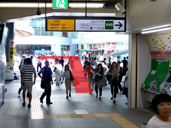 東京・有楽町駅中央口改札を出る