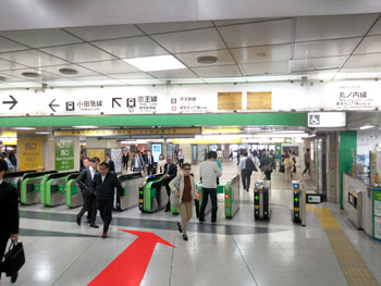 東京・新宿駅西口改札に向かう