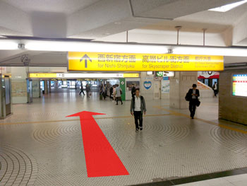 タクシー乗り場付近まで直進