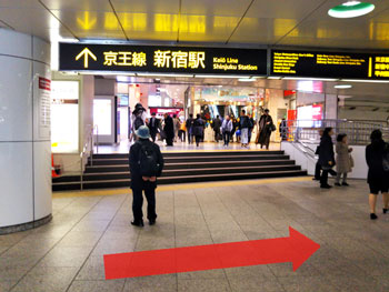 京王線新宿駅、通過