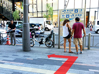 歩道を外堀通り沿いに左へ