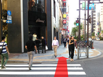 銀座西五丁目交差点の信号を渡る