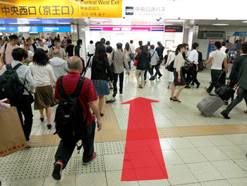 東京・新宿駅中央西口（京王口）改札に向かう