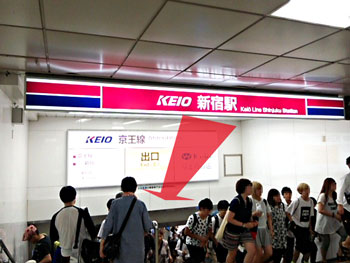 新宿駅の京王線連絡通路階段を降りる