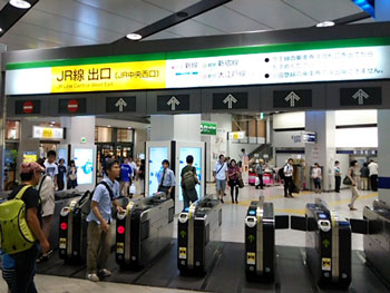 JR中央西口改札、京王線京王百貨店口改札