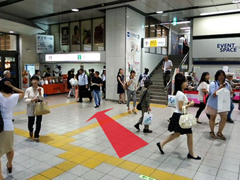 京王モールへ向かう