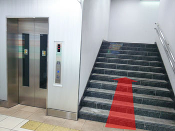 階段またはエレベーターで地上階へ